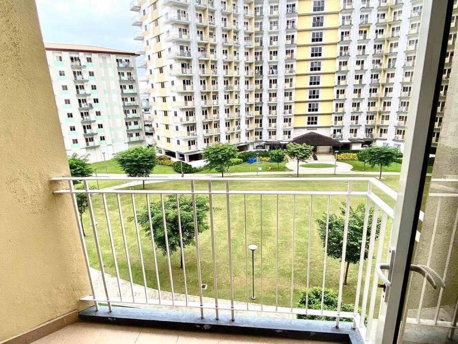 Paranaque City Field Residences מראה חיצוני תמונה